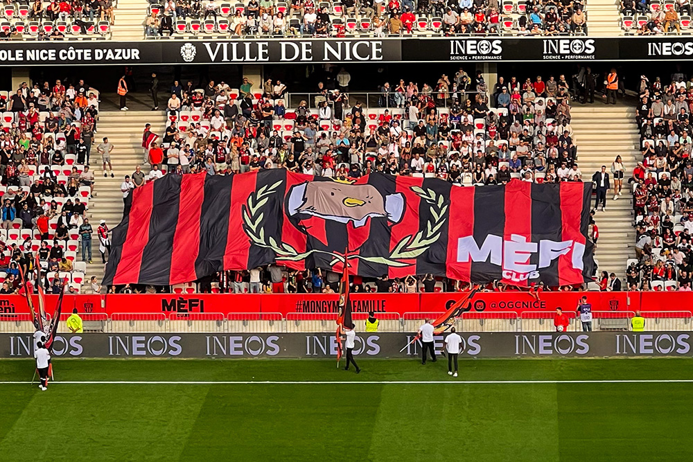 Photo de supporters niçois dans la tribune du stade de Nice